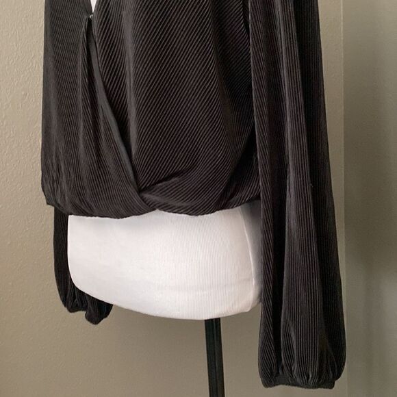 ASTR The Label Women's Long Sleeve Pleated Crop Top in Black - Picture 4 of 11